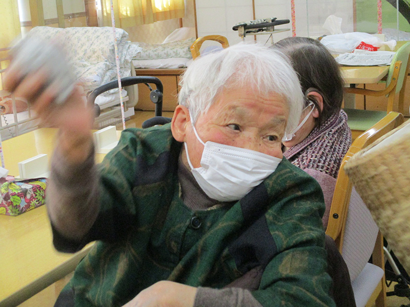 丸めた新聞紙で豆まき - デイまなぐら