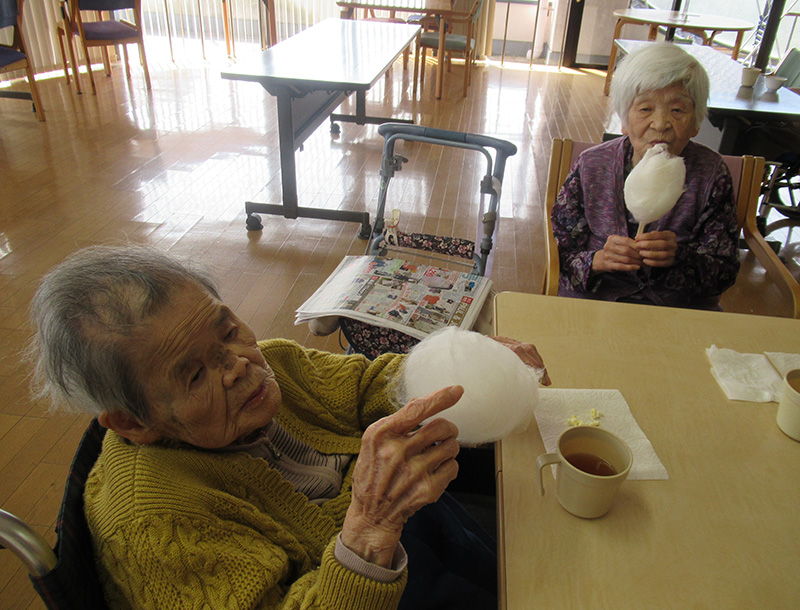 ポップコーン・綿菓子作り2 - ケアハウス福山