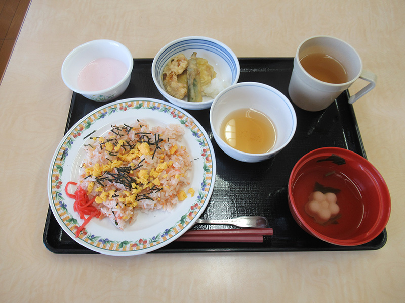 母の日のチラシ寿司 - ケアハウス福山