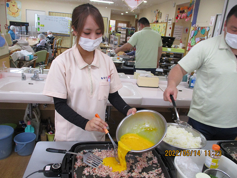 昼食作り　チャーハン - デイまなぐら
