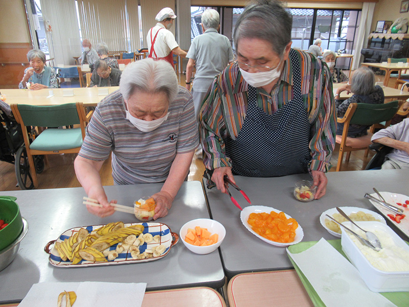 フルーツパフェ作り1 - ケアハウス福山