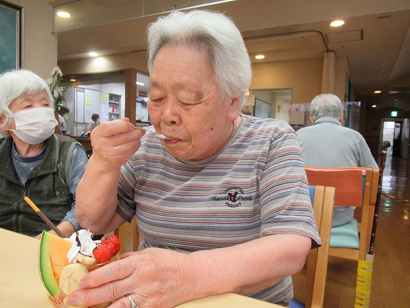 フルーツパフェ作り2 - ケアハウス福山
