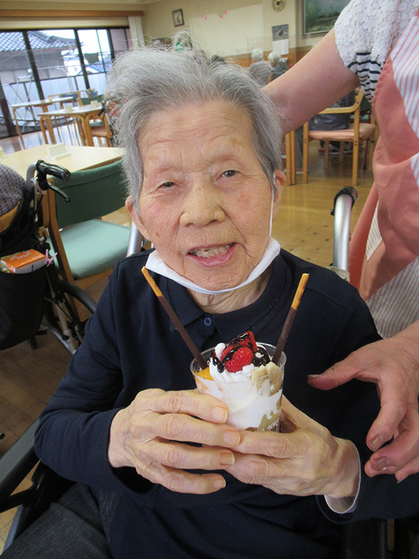 フルーツパフェ作り3 - ケアハウス福山