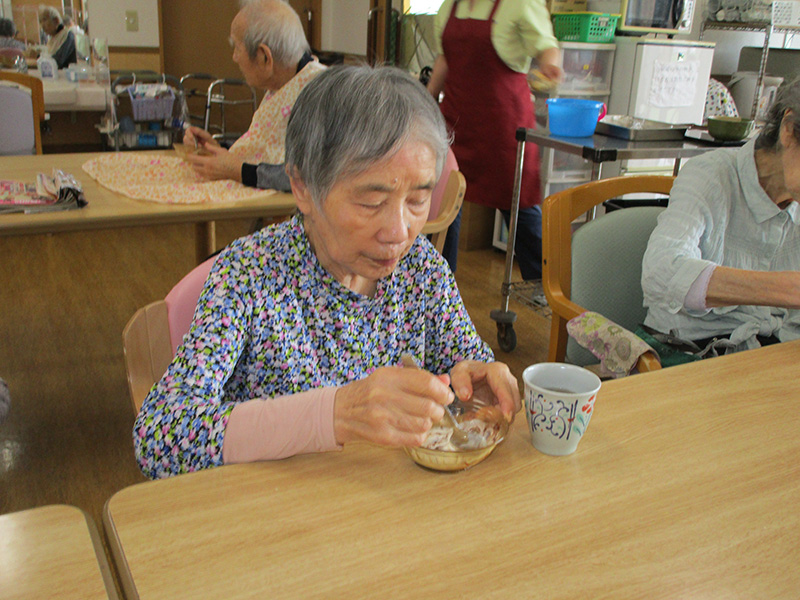 おやつ作り　アイスチョコソースがけ2 - ショートまなぐら