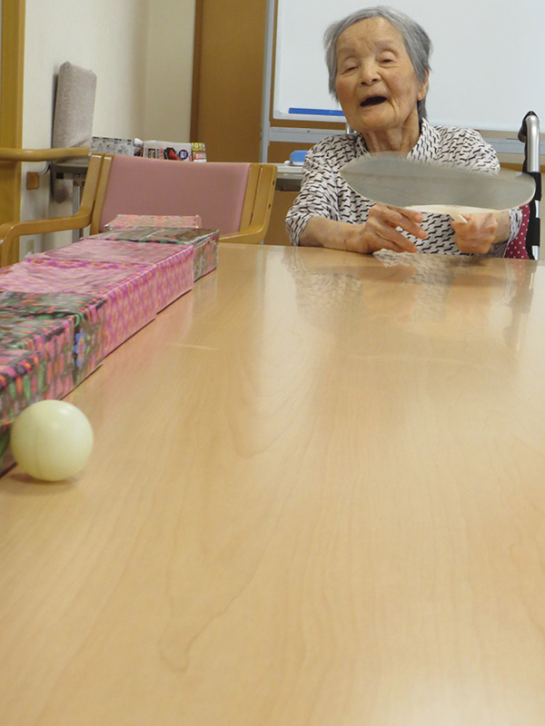 レク　うちわピンポン - 小多機まなぐら南