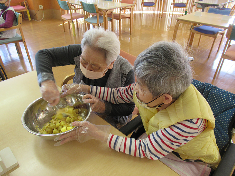 サツマイモ蒸ケーキ作り 1 - ケアハウス福山