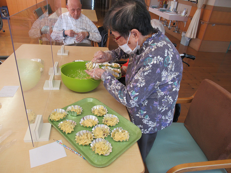 サツマイモ蒸ケーキ作り 2 - ケアハウス福山