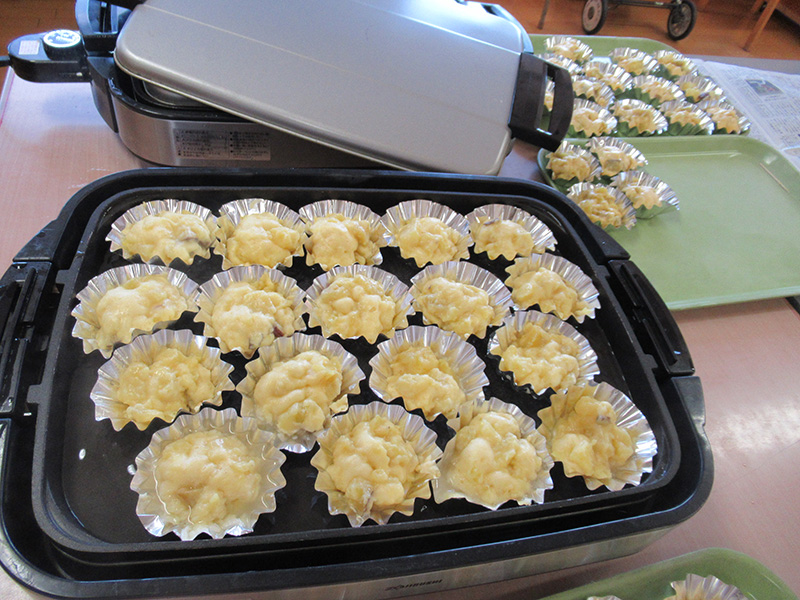 サツマイモ蒸ケーキ作り 3 - ケアハウス福山