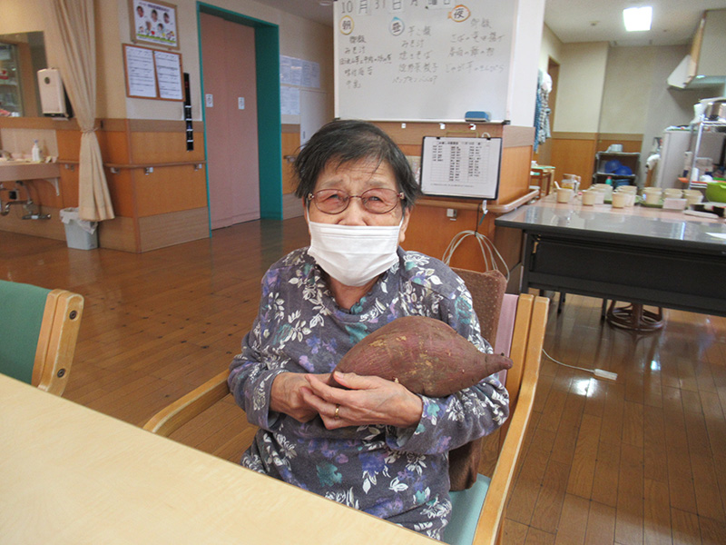 サツマイモ蒸ケーキ作り 4 - ケアハウス福山