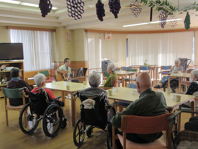 秋の音楽鑑賞会 2 - ケアハウス福山