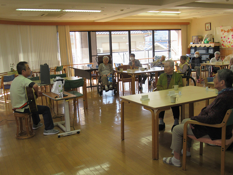 秋の音楽鑑賞会 3 - ケアハウス福山