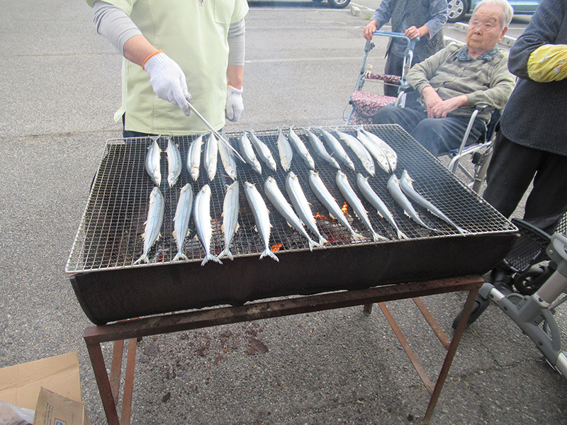 秋刀魚バーベキュー 1 - ケアハウス福山