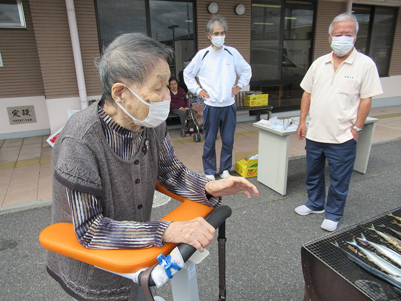 秋刀魚バーベキュー 2 - ケアハウス福山