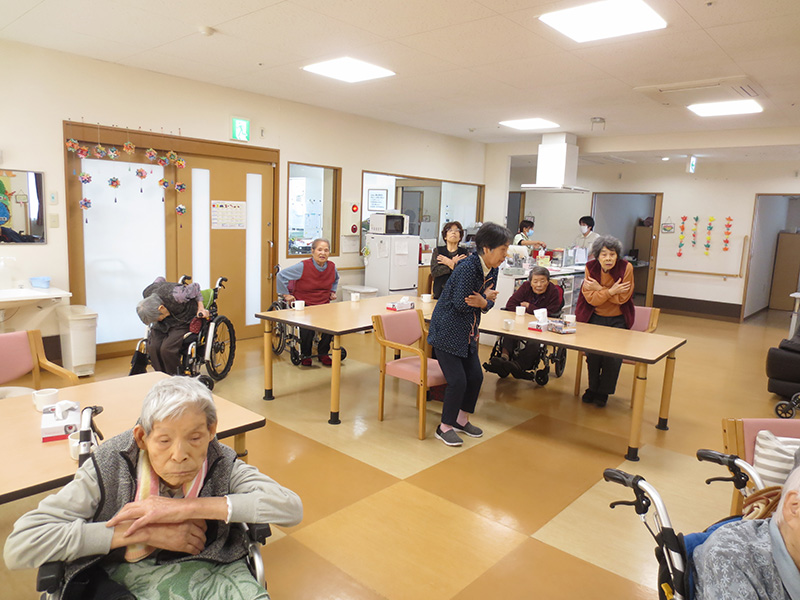 百歳体操 - 小多機まなぐら南