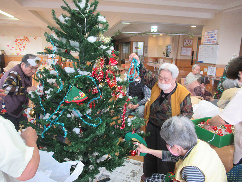 クリスマスツリー飾付け 2 - ケアハウス福山