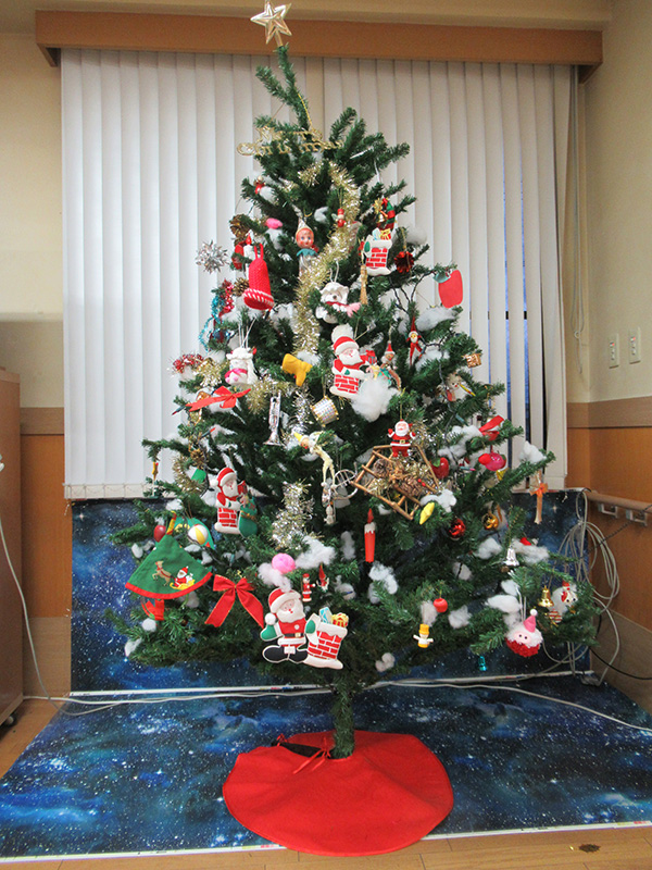 クリスマスツリー飾付け 3 - ケアハウス福山