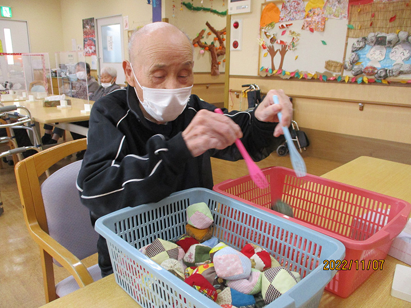 レク　おじゃみ運び - デイまなぐら