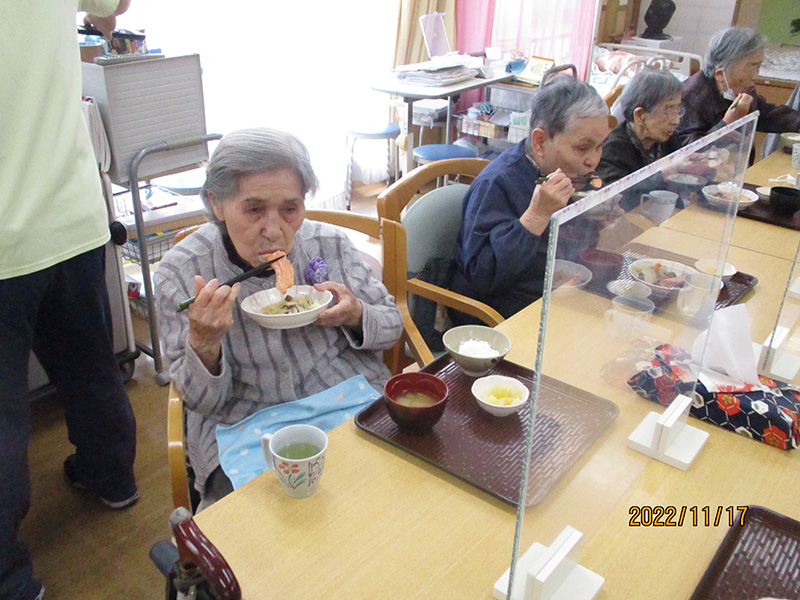 昼食作り　鮭のちゃんちゃん焼き - デイまなぐら