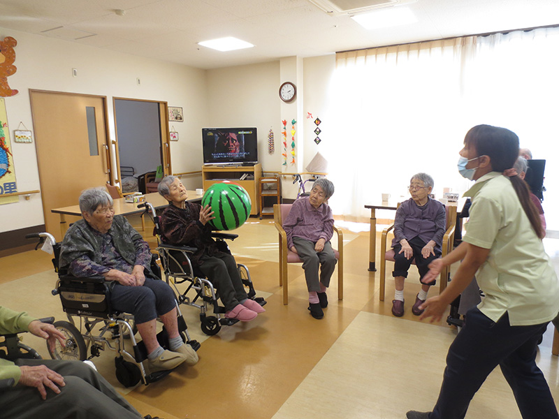 レク キャッチボール - 小多機まなぐら南