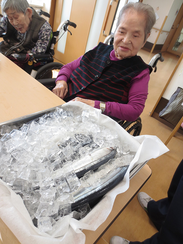 料理作り サンマBBQ - 小多機まなぐら南